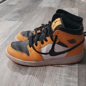 Air Jordan High-Top Sneakers Yellow Size 6